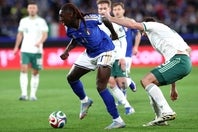 イタリア代表はFWケーン（左）らがシュートを放つも、ゴールを決められず。前半をスコアレスで折り返した。(C)Getty Images