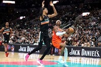 一般的にはSGA(右)が優勢な今季のMVPレースだが、ウェンバンヤマ(左)の評価も急上昇している。(C)Getty Images