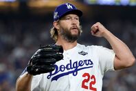 昨季引退したカーショウが解説者としてグラウンドに姿を現した。(C) Getty Images