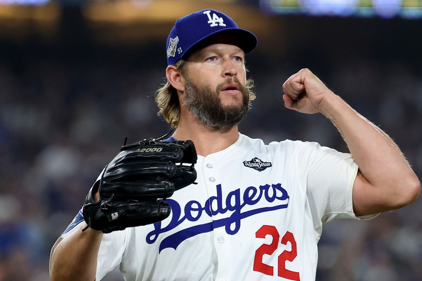 昨季引退したカーショウが解説者としてグラウンドに姿を現した。(C) Getty Images