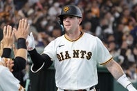 初回に先頭打者アーチを放った巨人のキャベッジ。写真：産経新聞社