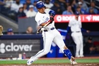 MLBデビュー戦で２安打を放ち、守備でも好プレーを披露した岡本。(C)Getty Images