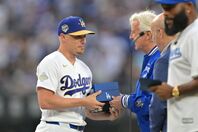 チャンピオンリングを受け取るキケ。復帰まではもうしばらくかかりそうだ。(C)REUTERS/AFLO