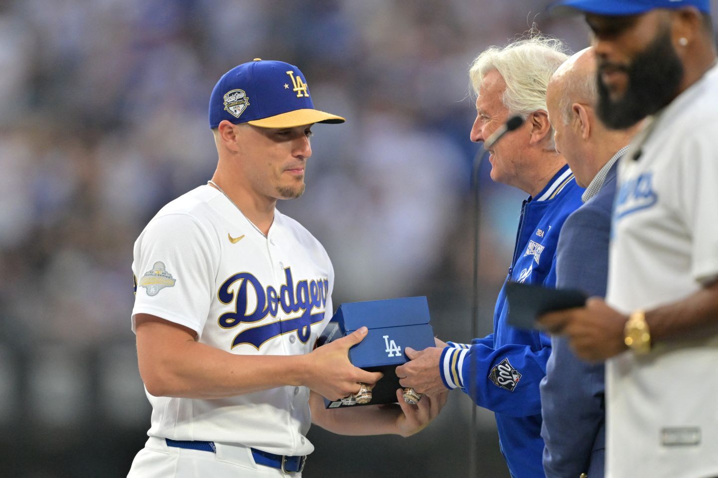 チャンピオンリングを受け取るキケ。復帰まではもうしばらくかかりそうだ。(C)REUTERS/AFLO