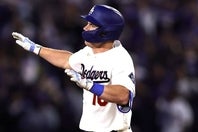 １点ビハインドだった８回に、値千金の逆転２ランホームランを放ったスミス。(C)Getty Images