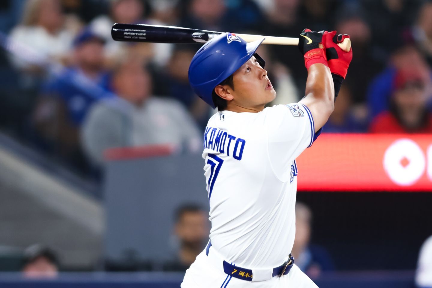 逆方向への豪快な一発を放った岡本。(C)Getty Images