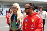 女優のアニャ・テイラー＝ジョイ（左）と話す、フェラーリのハミルトン（右）。(C)Getty Images