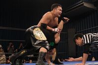 ヤス・ウラノと阿部史典がアイアンマンマッチで激突。写真：橋本宗洋