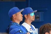 横浜DeNAを率いる相川監督（右）と靏岡ベンチコーチ。(C) Getty Images