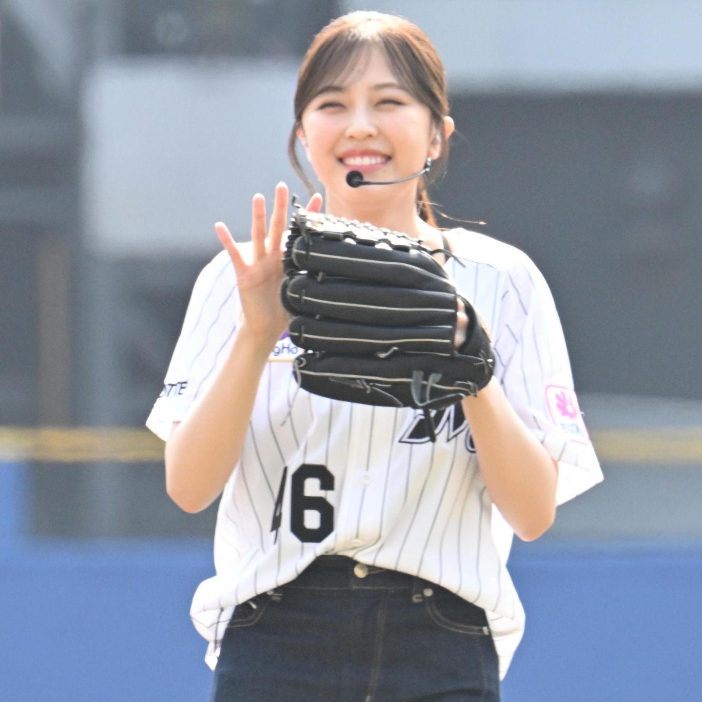ZOZOマリンに再降臨した柴田柚菜さん。始球式では見事なノーバウンド投球を披露した。写真：産経新聞社