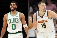 今季第23週のMVPに選ばれたセルティックスのテイタム(左)とナゲッツのヨキッチ(右)。(C)Getty Images