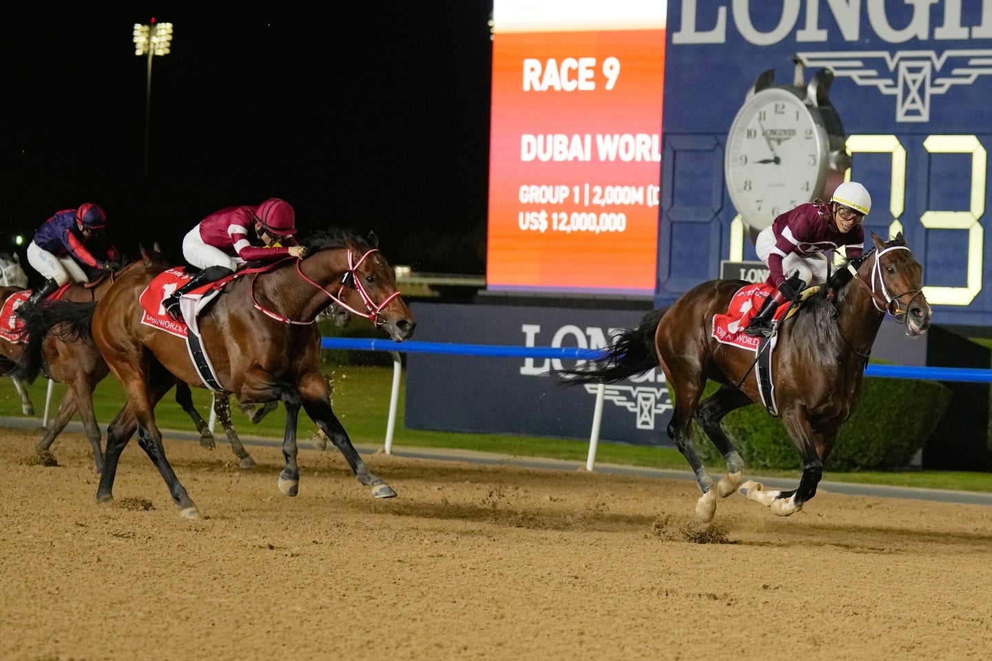 ドバイWC制覇を狙ったフォーエバーヤング（左）は２着に敗れた。写真：AP/アフロ