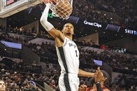 ウェンビーがわずか８分半の出場でダブルダブルを達成した。(C)Getty Images