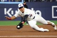 ２試合連続でHRを放ったブルージェイズの岡本は、守備でも魅せた。(C)Getty Images