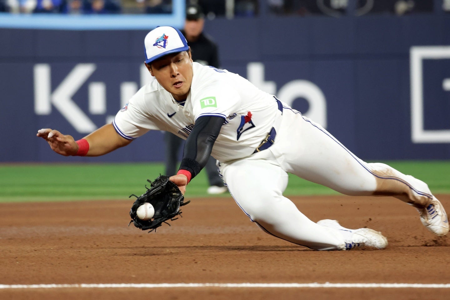 ２試合連続でHRを放ったブルージェイズの岡本は、守備でも魅せた。(C)Getty Images