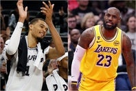 今季21試合を欠場し個人賞の受賞資格がないレブロン(右)だが、総出場時間はウェンバンヤマ(左)よりも多い。(C)Getty Images