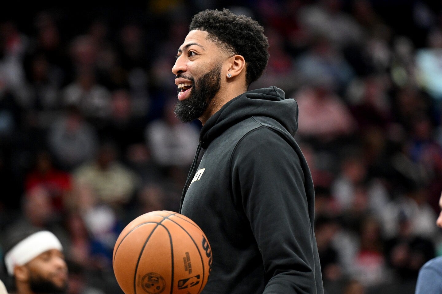 デイビスがウィザーズのベンチにいたことに、八村は驚いたようだ。(C)Getty Images