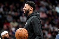 デイビスがウィザーズのベンチにいたことに、八村は驚いたようだ。(C)Getty Images