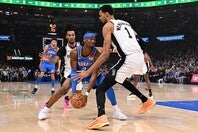 SGA(左)とウェンビー(右)が、激しいMVP争いを繰り広げている。(C)Getty Images