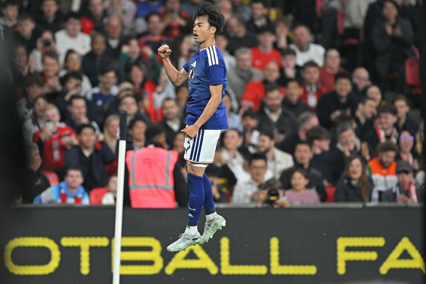 先制ゴールを決めた三笘薫。日本が１点を守り切り、イングランドから歴史的勝利を挙げた。写真：金子拓弥（THE DIGEST写真部）