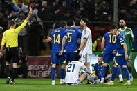 41分にバストーニ（21番）が一発退場。ひとり少ない状況で120分を１-１で終えたイタリアだったが、PK戦で敗れて３大会連続でW杯出場を逃した。(C)Getty Images