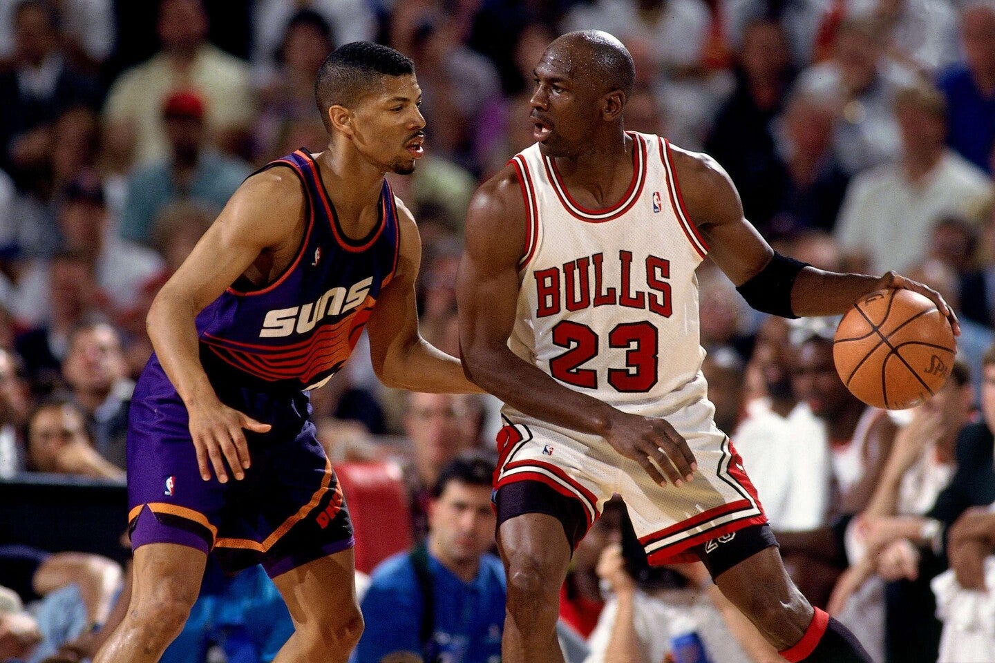 KJ(左)がジョーダン(右)とマッチアップした1993年ファイナルを振り返った。(C)Getty Images