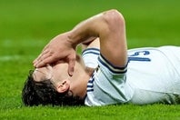 PK戦のひとり目として登場し、シュートをバーの上に外してしまったピオ・エスポージト。試合後、ピッチに倒れこみ両手で顔を覆った。(C)REUTERS／AFLO