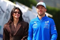 日本を満喫したガスリー（右）と恋人のゴメスさん（左）。(C)Getty Images