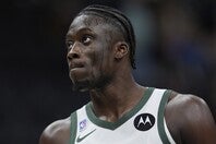 アデトクンボ兄弟の末っ子アレックス。３月31日のホームゲームでNBAデビューを果たした。(C)Getty Images