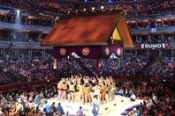 相撲協会が転売行為への対応として、チケット大相撲会員とファンクラブ会員の資格の停止、チケット無効化による入場断わりなどの対策をした。(C)Getty Images