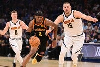 ナゲッツの前HCは、教え子のヨキッチ(右)ではなくSGA(左)を今季のMVPに挙げた。(C)Getty Images