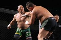 関根（左）と小路（右）がバーリ・トゥードで死闘を演じた。写真：橋本宗洋