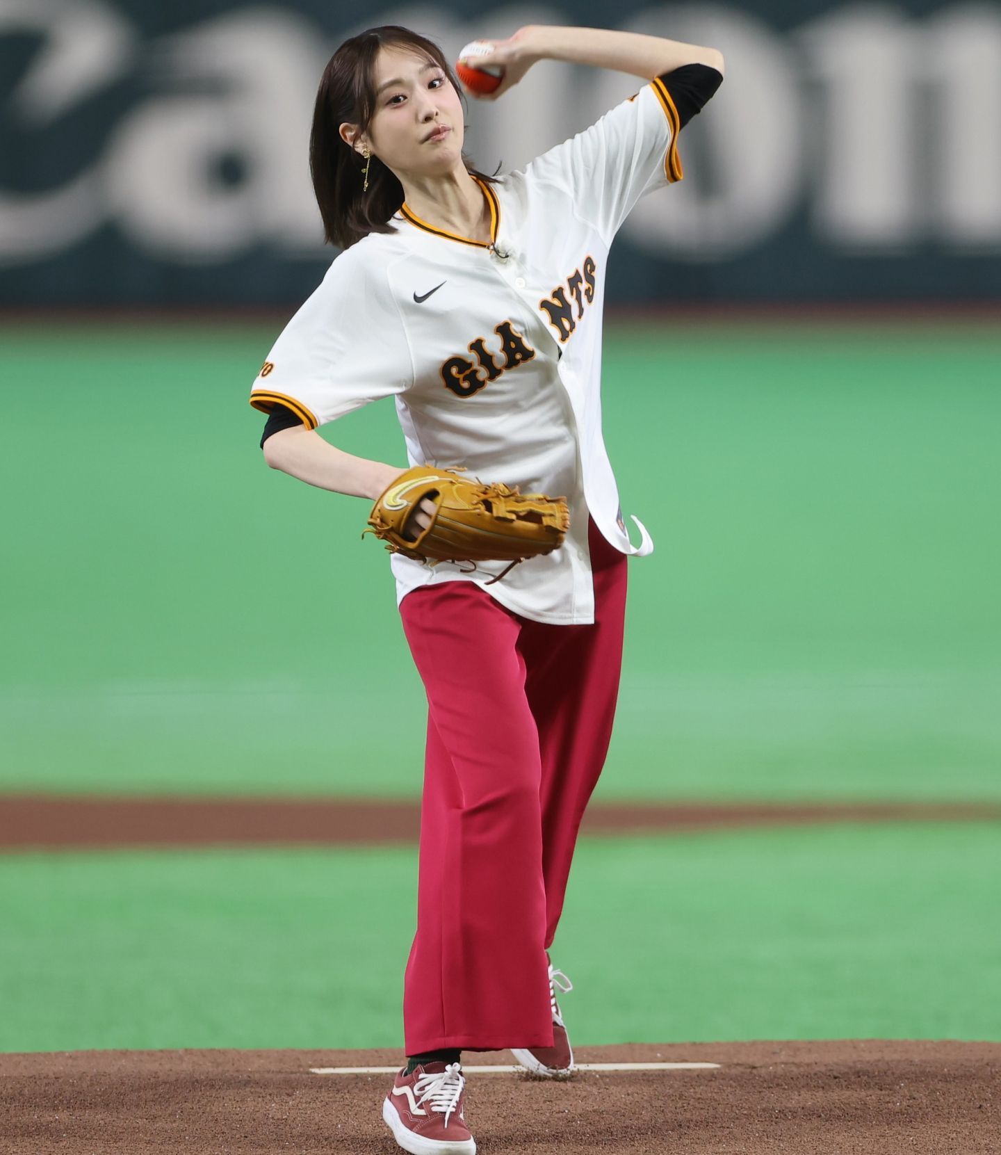 綺麗なフォームから“モンスターボール”を投げ込む高橋ひかるさん。写真：産経新聞社