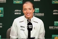 新コーチにロイグ氏を招聘したシフィオンテクが笑顔で練習をする姿を公開した。(C)Getty Images