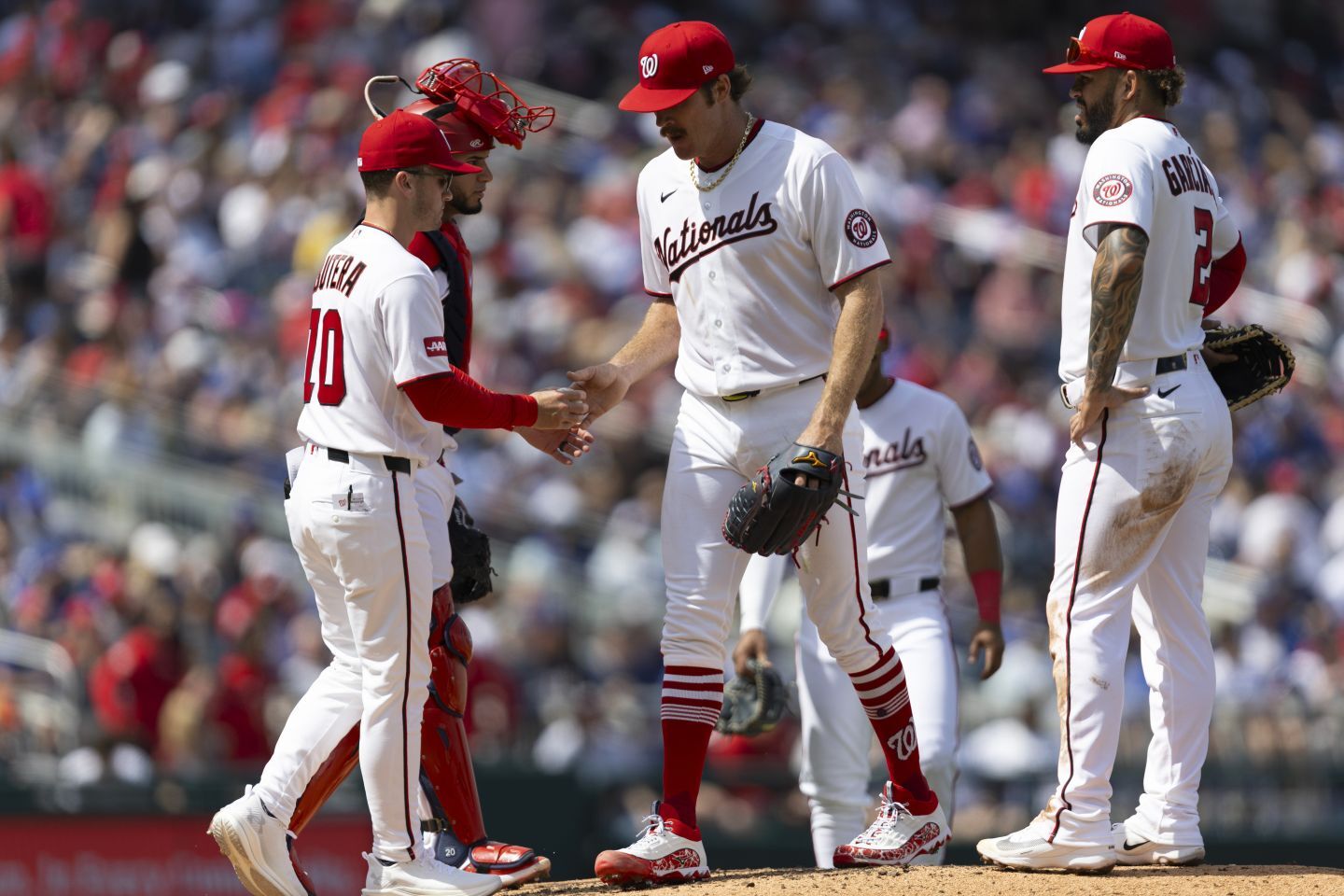 がっくりと肩を落として降板するマイコラス（中央）。１試合11失点は自己＆球団ワーストの不名誉な記録に。(C)Getty Images