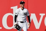 落球寸前で見事にボールを掴んだベリンジャー。(C)Getty Images