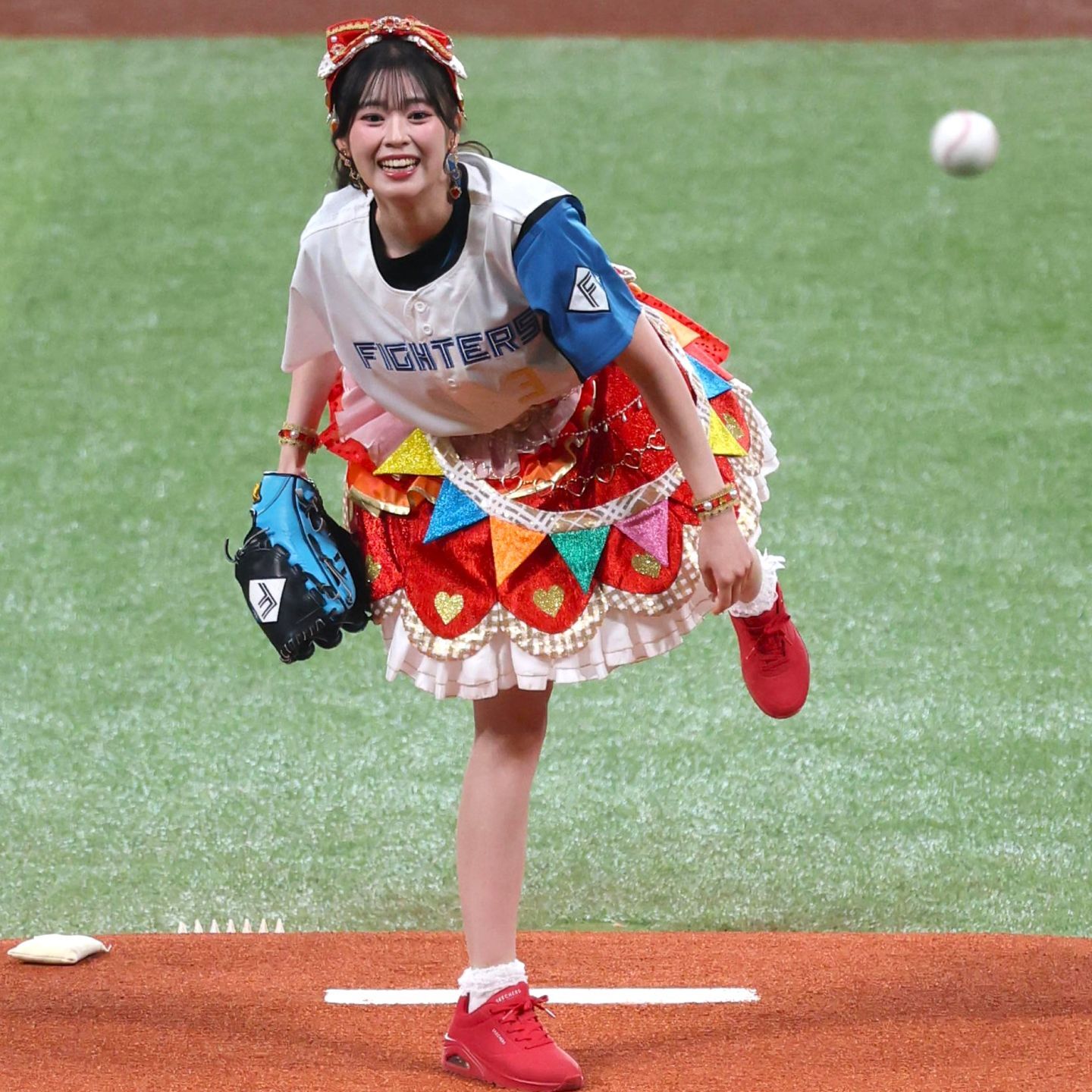 メンバーを代表して始球式の大役を担った坂井仁香さん。綺麗なワインドアップから投じた一球はしかし――。写真：産経新聞社