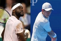 錦織（右）への深い敬意を示したティアフォー（左）。特にバックハンドはコースが自在で伸びも鋭いと絶賛した。(C)Getty Images