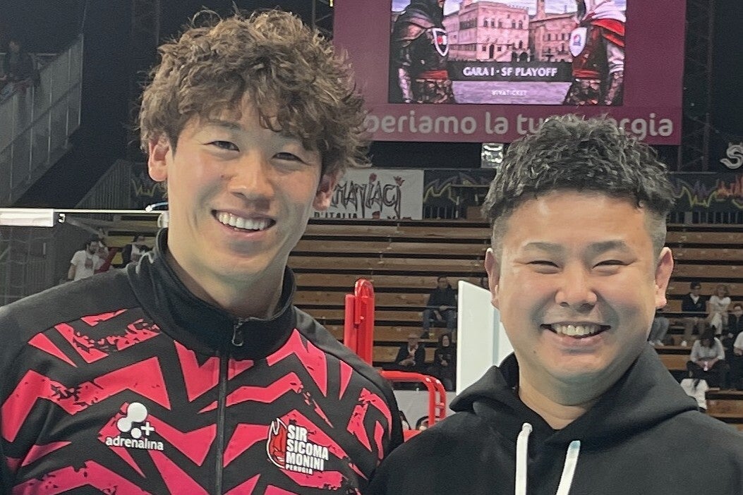 高校時代から石川の体のケアを担当する野口トレーナーと。写真：佳子S.バディアーリ