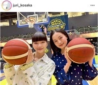 Bリーグ会場に現われた女優の見上さん（左）と上坂さん（右）。写真：上坂さんのSNS投稿のスクリーンショット（＠ juri_kosaka）