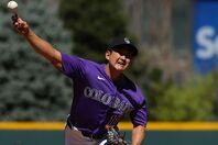 本拠地クアーズ・フィールドで初白星を挙げた菅野。(C) Getty Images