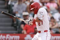 直球を左手に受け、思わず顔をしかめるエンジェルスのトラウト。(C) Getty Images