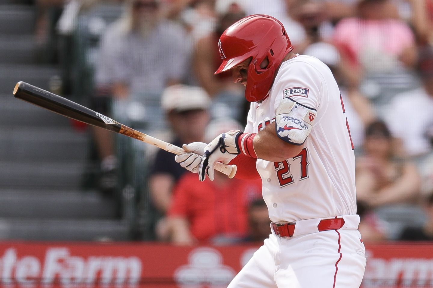 直球を左手に受け、思わず顔をしかめるエンジェルスのトラウト。(C) Getty Images