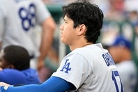 こぼした飲み物を自分で清掃した大谷翔平。(C)Getty Images