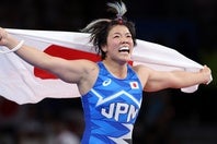 パリ五輪レスリング女子76キロ級で金メダルを獲得した鏡優翔。(C)Getty Images