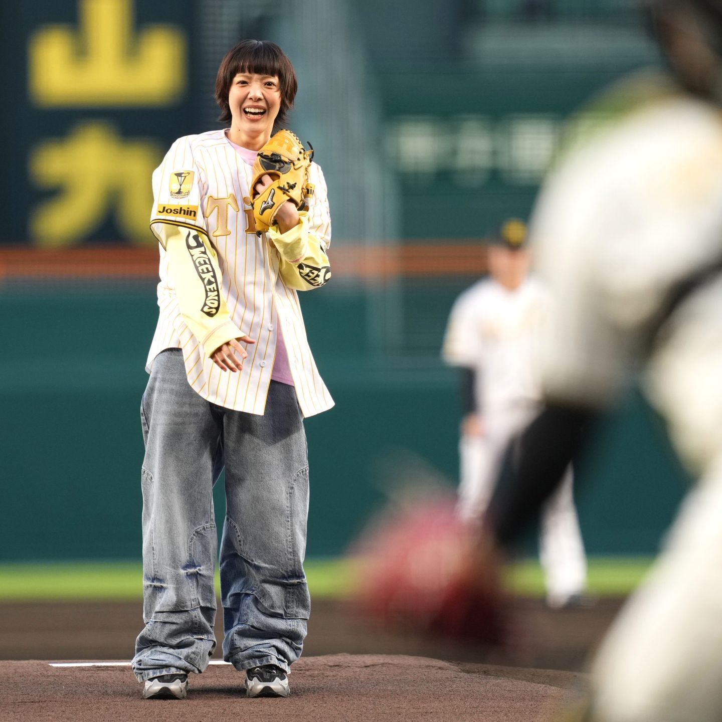 阪神開幕戦に登場したあいみょんさん。７月には甲子園で２デイズライブが開催される。写真：産経新聞社