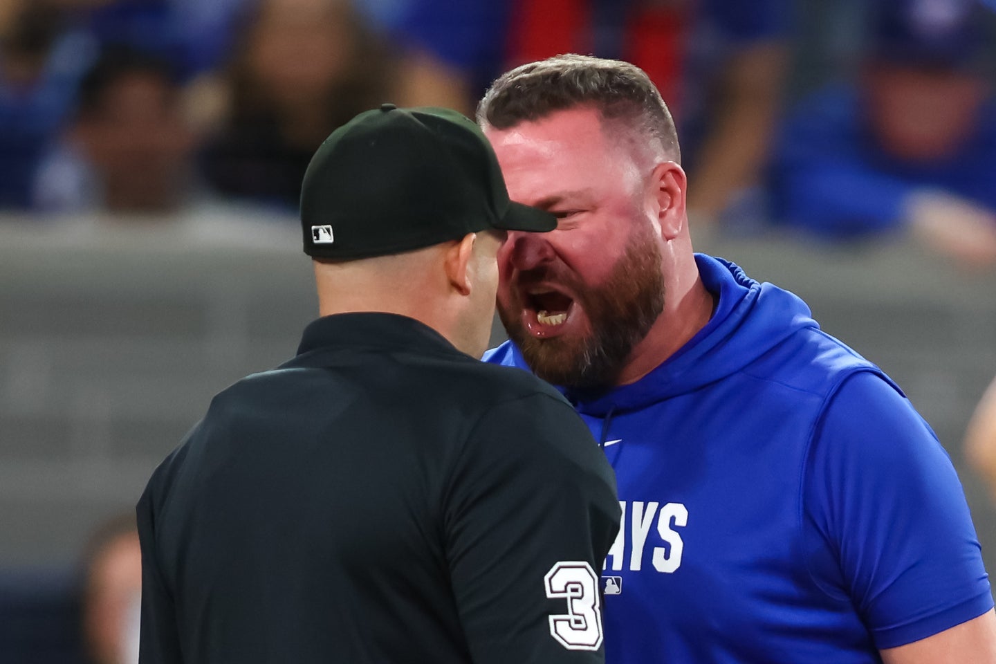 ５回にブルージェイズのシュナイダー監督が退場処分を受けた。(C)Getty Images