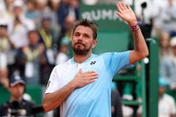 モンテカルロ・マスターズ初戦で敗れ、観客に別れを告げるワウリンカ。かつてここでフェデラーを破り、頂点に立った思い出を語った。(C)Getty Images