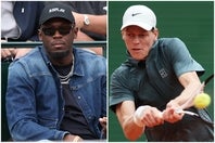 シナー（右）のモンテカルロMS初戦を観戦した陸上界のスーパースター、ボルト氏（左）。試合後には対面してハグを交わした。(C)Getty Images