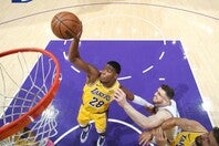 ２試合連続先発の八村は15得点をマークしたが、レイカーズはサンダーに大敗した。(C)Getty Images